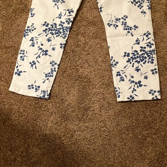 KHAKIS BY GAP. SIZE 10. WHITE WITH NAVY FLOWERS. 97% COTTON. EUC - Picture 5 of 5